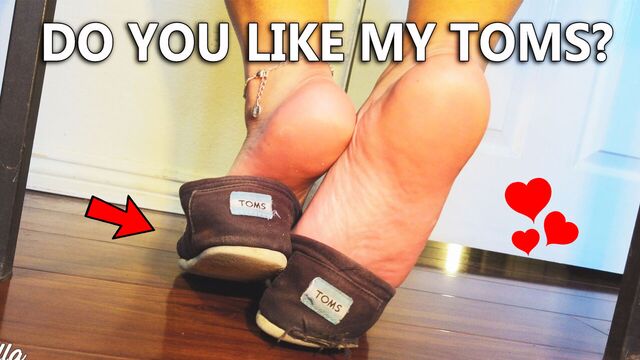 Томс, игра с обувью, фетиш, без носков, размер 8, подошвы латины, каблуки, туфля, туфли со свисающими белыми пальцами, толстые подошвы, вонючие ступни, великанша