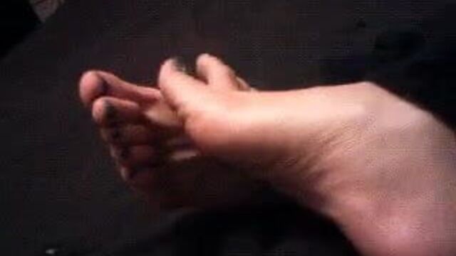 Pinky G играет со спермой на моих ступнях, рабыня