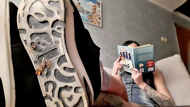 Грязный фетиш на кроссовках. фетиш изношенных носков. игнорировать фетиш