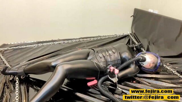 Fejira Com - противогаз и блестящая текстура кожи