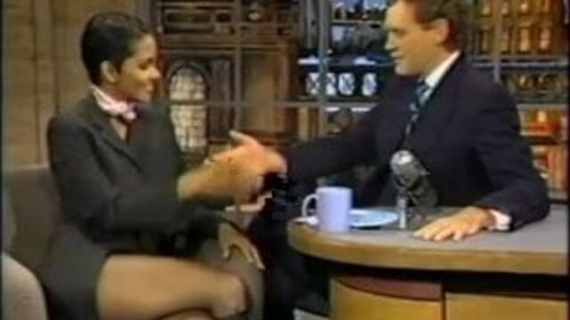 Супер скрещенные ноги Halle Berry