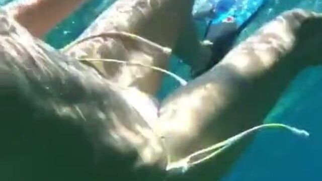 Heidi Klum плавает под водой в бикини