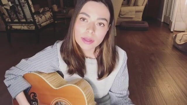 Miranda Cosgrove поет