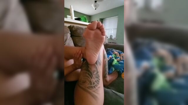 Великолепная ступня с сексуальной подошвой и большим лапкой