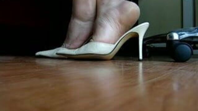 Игра с обувью с белых мулов