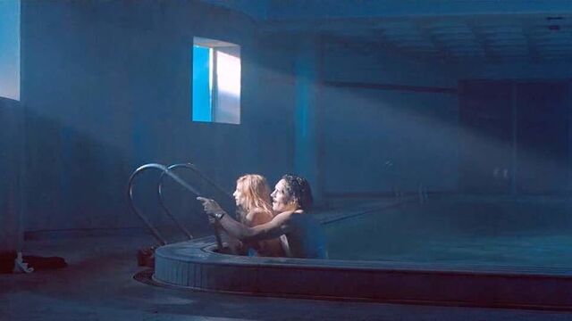 Секс Carolina Ardohain в бассейне на scandalplanet.com