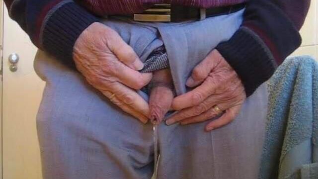 Моя малышка писает через мою муху