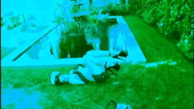 Великолепная и скудно одетая красотка бурлеска позирует перед камерой