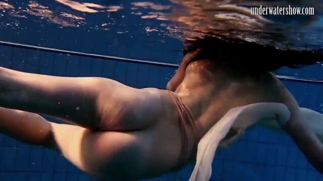 Темноволосая тинка Andrea в бассейне