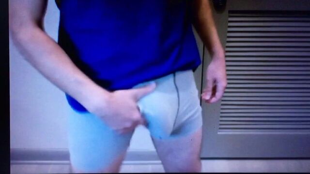 Голодного чувака в трусиках показывает большую выпуклость и огромный хуй