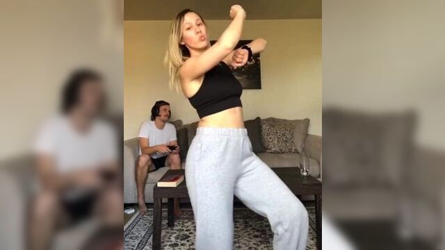 Сексуальная медсестра Claire Tiktok Dance