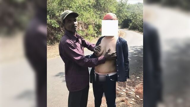 Дези бхабхи поделились с незнакомцами во время пикника