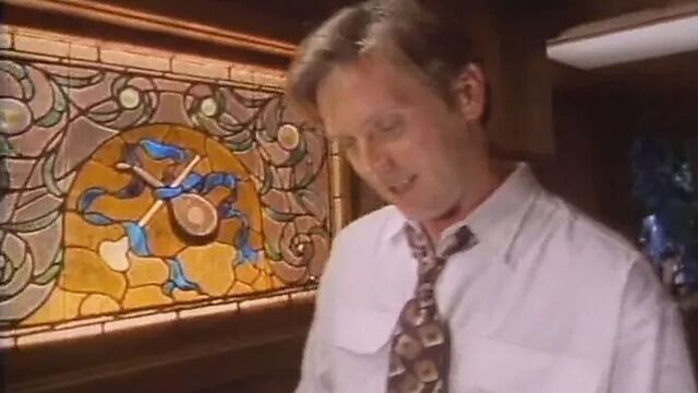 Jennifer Burton занимается сексом на диване и на ковре.