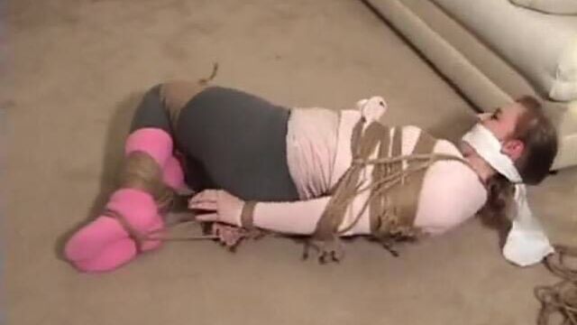 Связанная в розовых носках