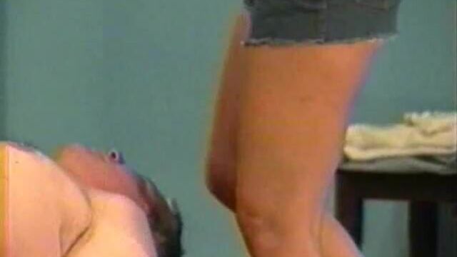 Katie дает клизму и страпон