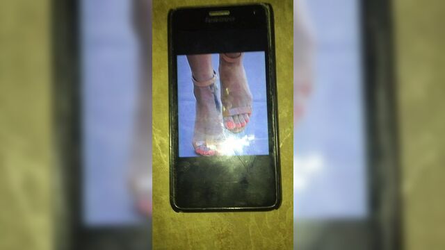 Сперма на сексуальных больших ступнях Rihanna