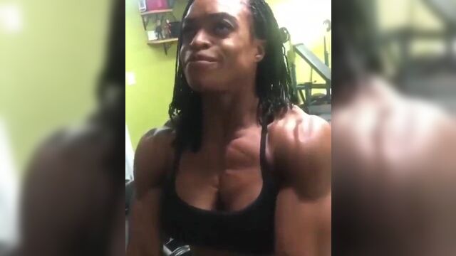 Печ с большой грудью, не обнаженная