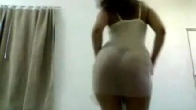 Сексуальная арабская девушка танцует