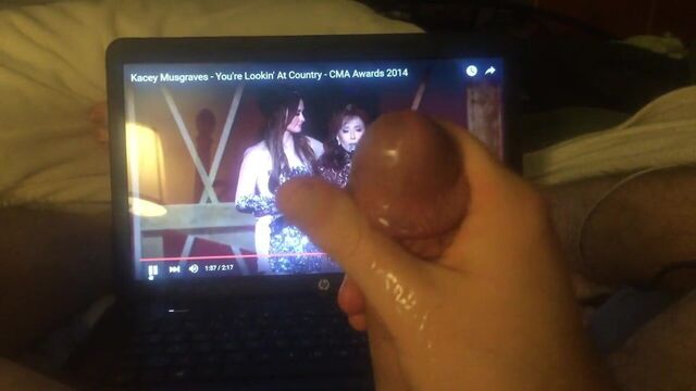 Мастурбирующее выступление Kacey MUSGRAVES без трусиков!