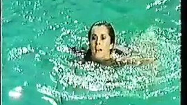 Раннее Stefanie запитывает бикини и топлесс. от сердца к сердцу.