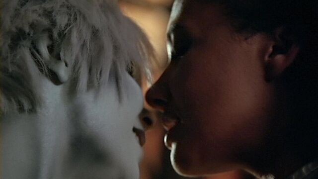 Gigi Edgley и Paula Arundell - Farscape, S4E14