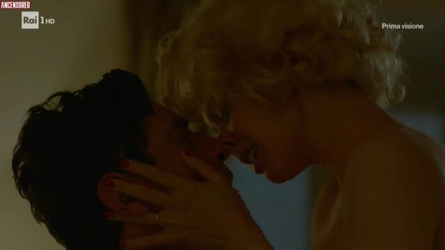 Andrea Osvart занимается сексом с итальянским мужиком