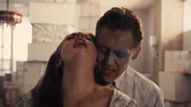 Elizabeth Moss - высотка