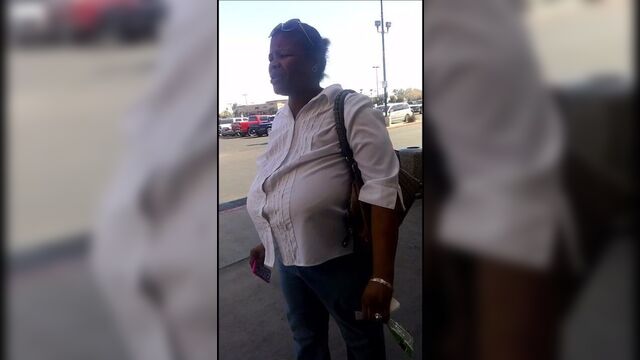 Огромные сиськи перед Walmart