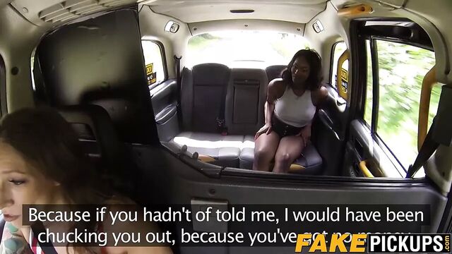 Хорошенькая чернокожая с круглой жопой ублажает мокрую киску ее таксиста