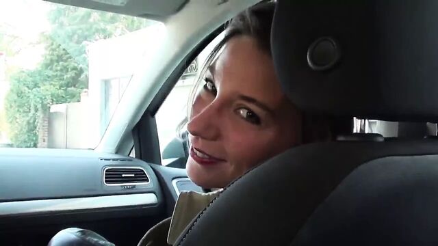 Богатая сучка в машине, обнаженная под траншее и сапогах до бедра