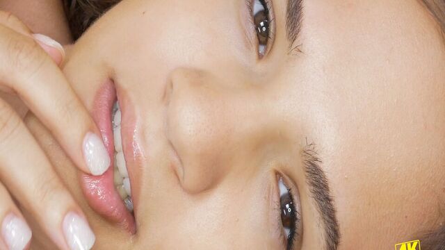 4K голая крупным планом с удивительной крошечной юной дочкой