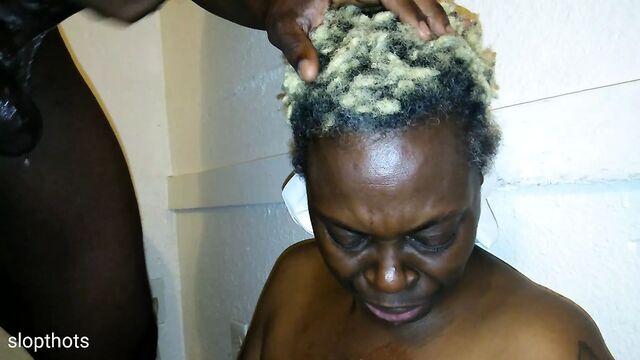 Черная тетушка позволяет молодому племяннику трахнуть в глотку-немного