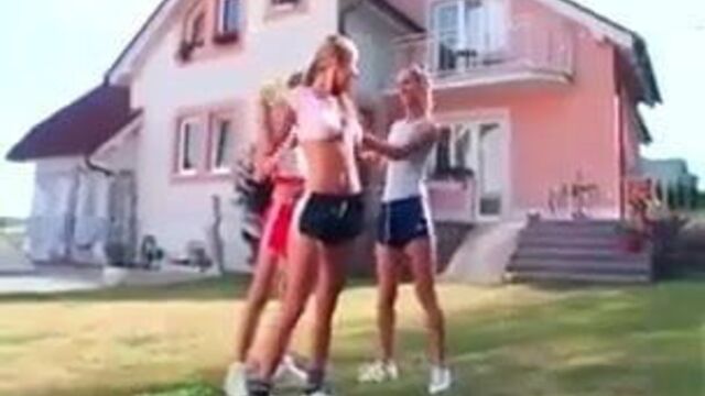 Девушки в Adidas светят шорты и спортивную обувь