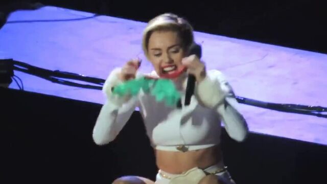 Miley Cyrus - горячий 99,5 Jingle Ball 2013