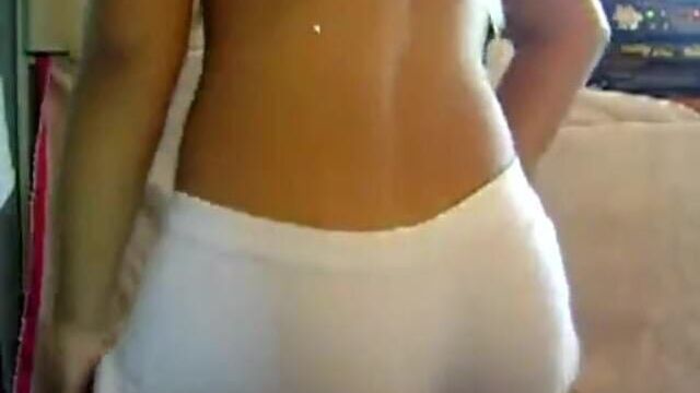 Чирлидерша в тугих белых шортах