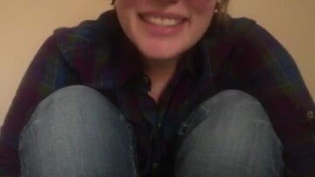 Девушка трахает пальцами, тихо мастурбирует