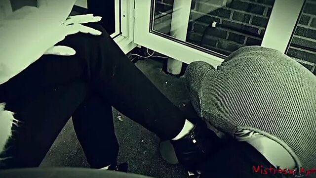 Госпожа доминирует над ее покорной - настоящая история женского доминирования