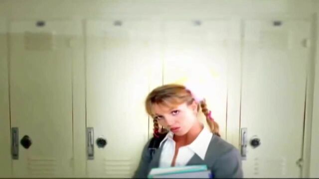 Britney Spears с сексуальным экшном с языком