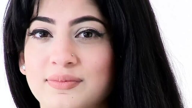 Ближневосточная фигуристая красотка дебютирует в порно