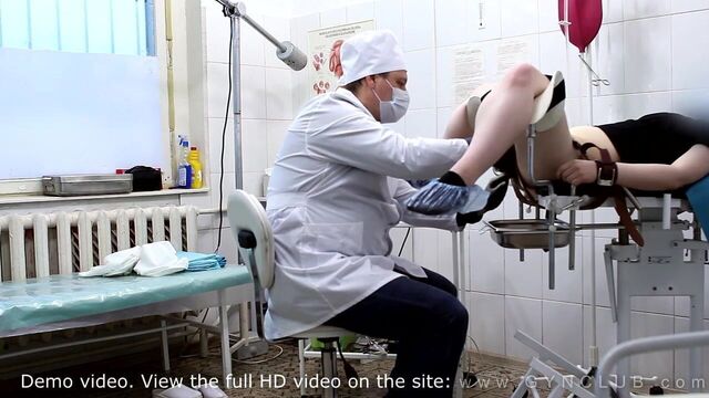 Хорошенькая девушка получает гинекологический осмотр
