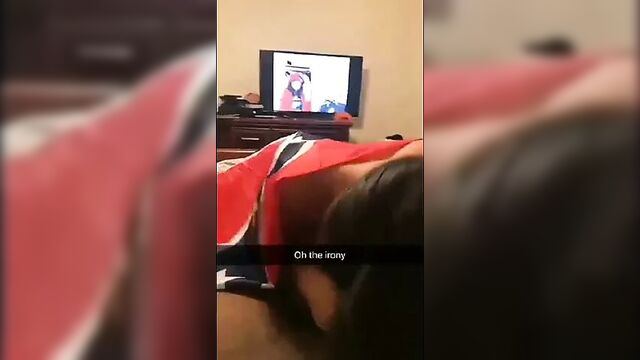 Девушка сосет большой черный член, задрапированный драпировкой во флаге Конфедерации