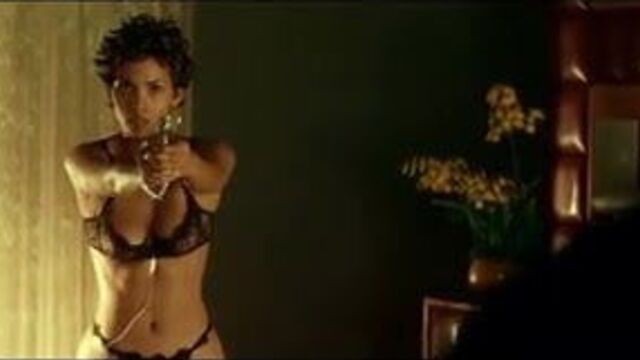 Halle Berry в виде меч-рыбы