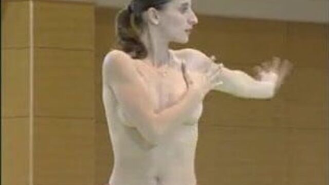 Обнаженная румынская гимнастка