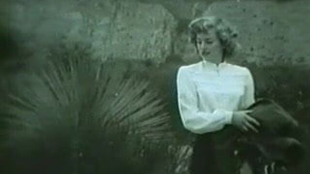 Очаровательная девушка в пустыне