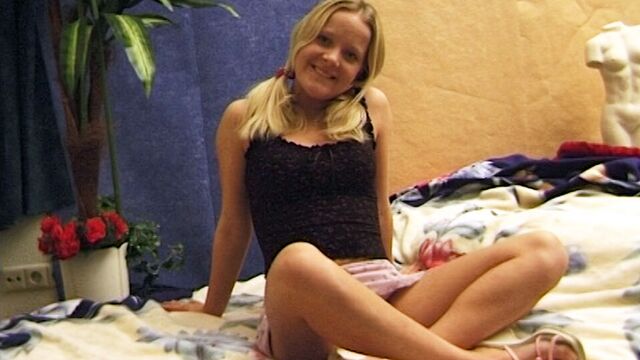 18-летняя нимфоманка впервые обнажена перед камерой