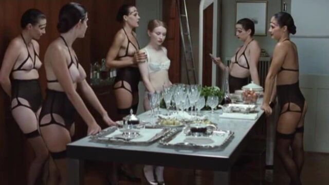 Обнаженные знаменитости 20 (сцена только с сиськами) Emily Browning