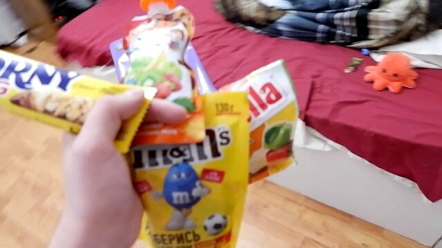 Чтобы поднять настроение своей девушке, пришлось подарить ей сладости и член