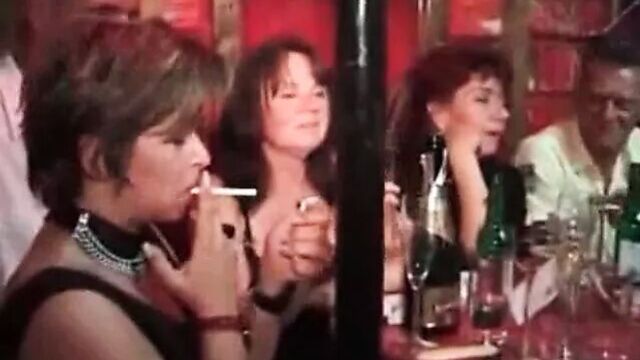 Свингер-клуб Velvet в тройничке в магазине видео для взрослых