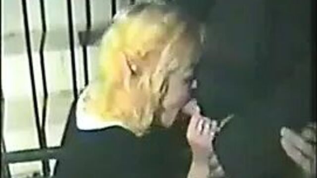 Шлюшки из Марди Гра делают минет на улице