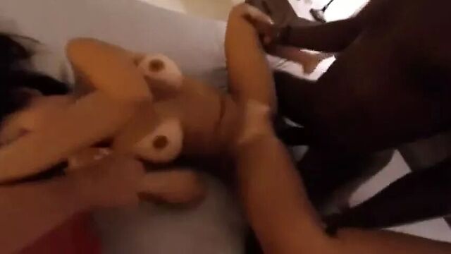 Азиатская сестра бросает это